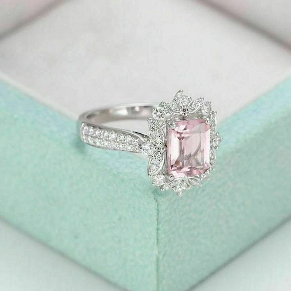 Anillo de compromiso vintage con halo de diamantes rosas simulados de 2 quilates enchapado en oro blanco de 14 quilates Foto 3 de 4