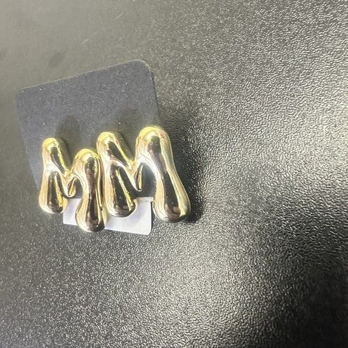 M Bubble Buchstaben Ohrstecker in Gold Strumpf Füller für Frauen kleines Geschenk - Bild 2 von 3