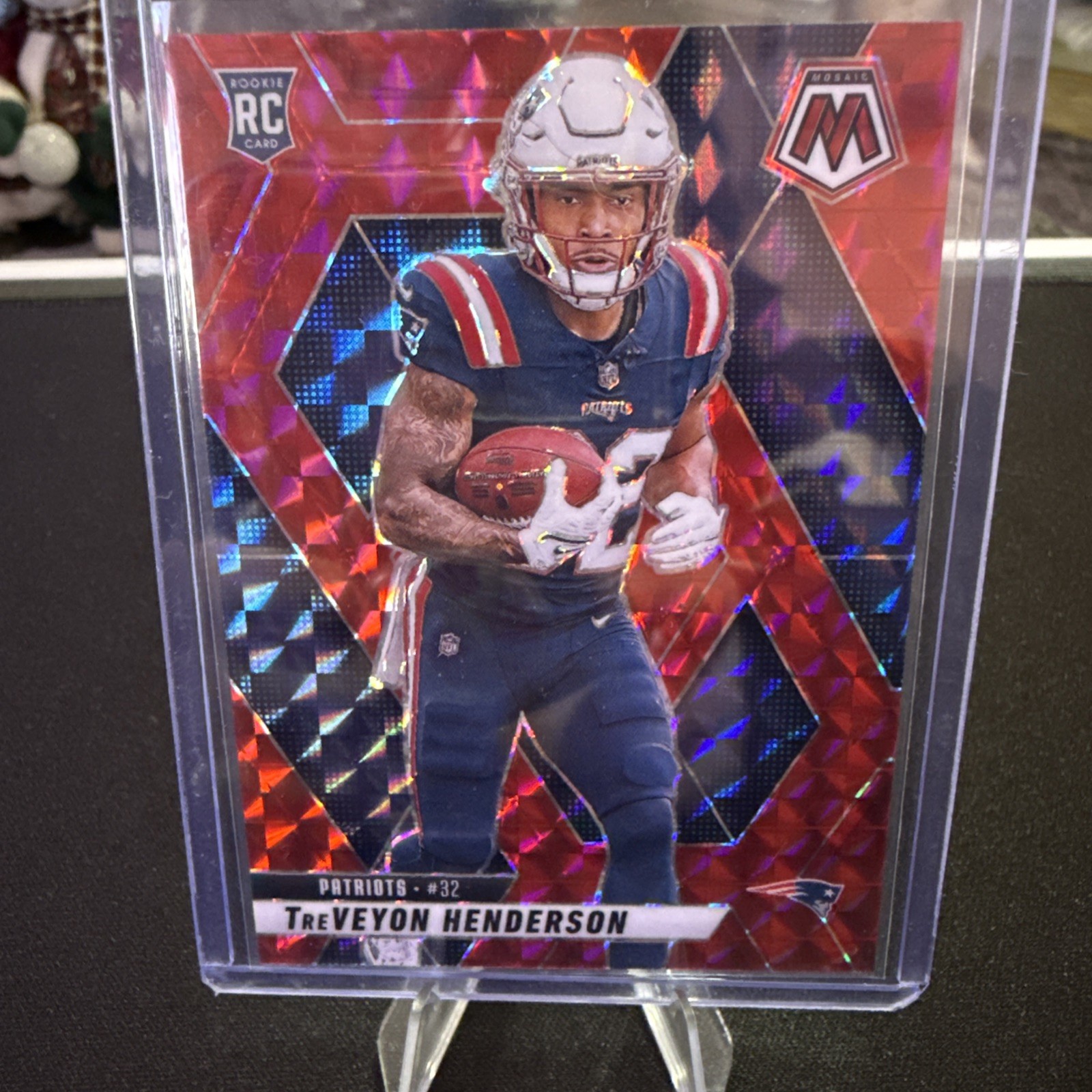 2025 Panini Mosaic Red Prizm #325 TreVeyon Henderson RC Rookie Patriots
