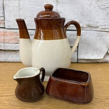 Cafetera vintage de cerámica con crema y azucarero marrón y beige bicolor