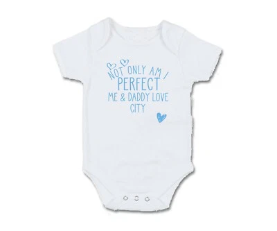 Manchester Not only am I perfect Baby Grow Body Pullover Latz Fußball City