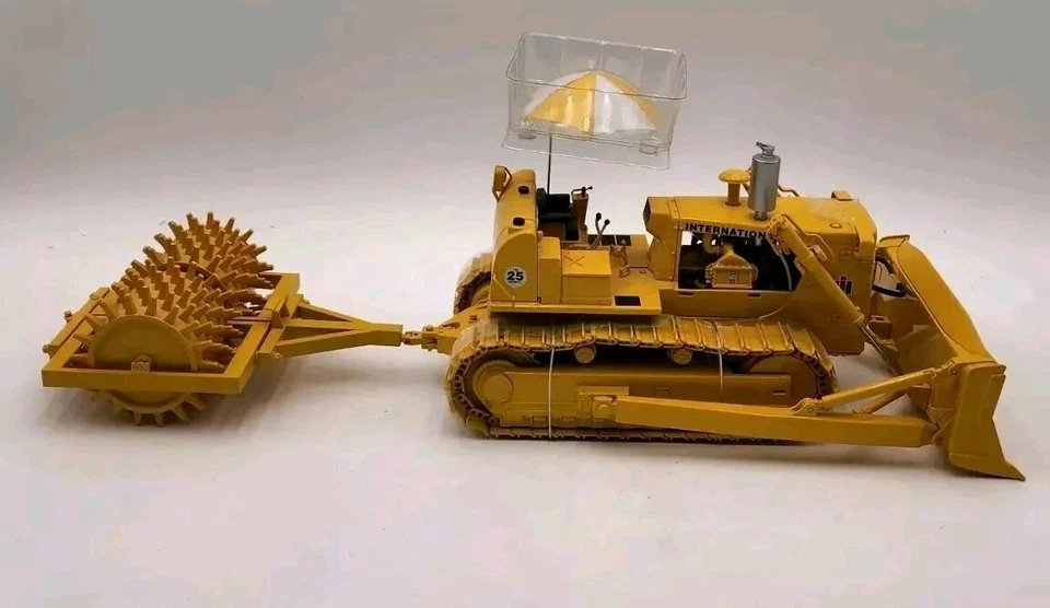 First Gear International TD-25 Crawler With Sheep's Foot Compactor - Image 3 of 4