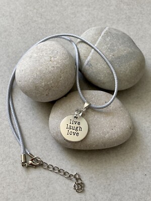 Positive Mantra Halskette Leben Lachen Lieben Medaillon Live Laugh Love auf Kordel