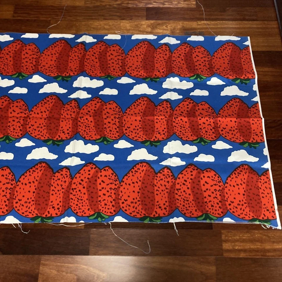 Marimekko Mansikkavuoret Canvas Fabric 154×88cm - Image 3 of 3
