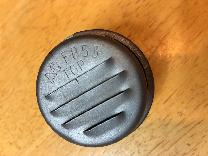 Oldsmobile Cutlass 442 AC FB53 1966-67 cubierta de válvula de respirador de aceite 6423092 Foto 2 de 4