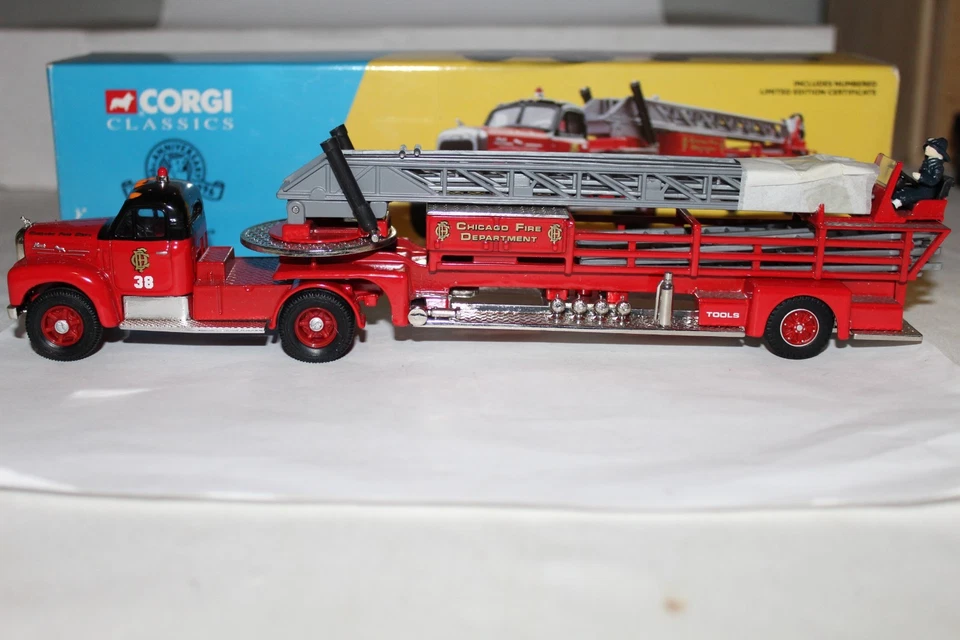 CORGI CLASSICS Mack B Series Aerial Ladder Truck Chicago Fire Dept. Ladder 38 - Image 2 of 4