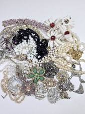 Broken Vintage Jewelley Necklaces Bracelets Pearls Glass Harvest Recycle 1KG
