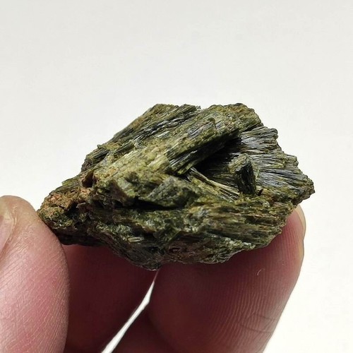 18g Beautiful Natural Epidote Crystal Cluster Mineral Specimen , Pakistan 0010 - Picture 6 of 9