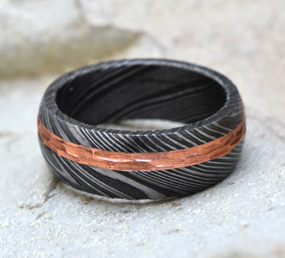 Anillo de acero Damasco con incrustación de cobre martillado personalizado para hombre banda forjada a mano Foto 3 de 4
