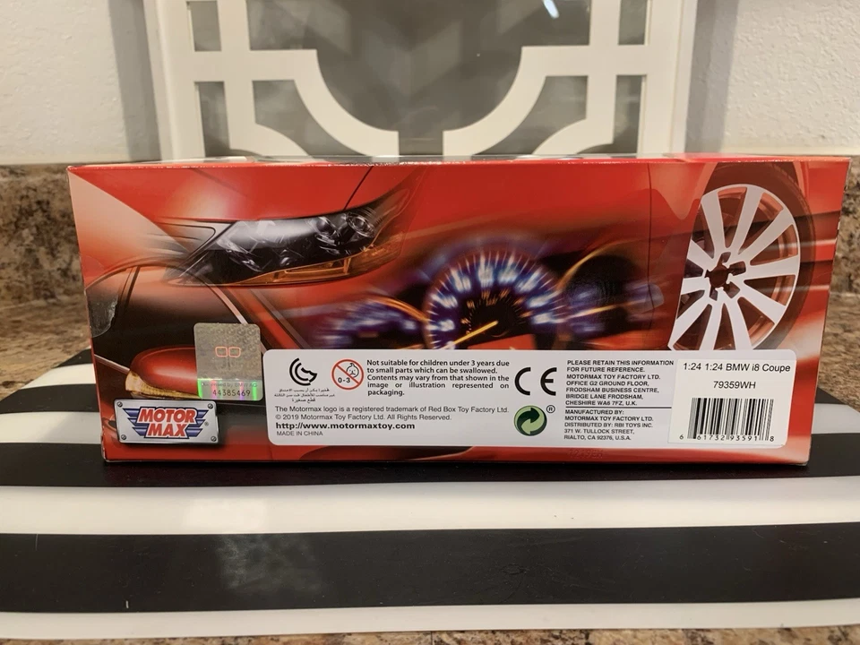 2018 BMW i8 Coupe 1/24 Diecast Model Car Metallic White Black Top by Motormax - Image 2 of 4