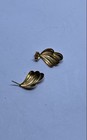 14K Yellow Gold Ribbed Fan Stud Earrings Shell Leaf Motif 0.9g 3/4" — photo 4
