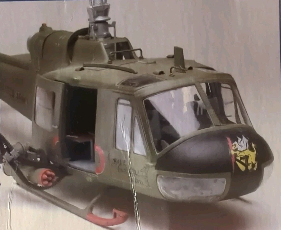 2001 Monogram 1:24 Bell Huey Gunship #85-4675 -Open Box SEALED Bags - Image 4 of 4