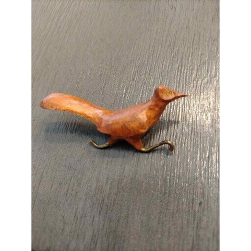 HOLZGESCHNITZTE ROADRUNNER BROSCHE MIT GELBEM GLASAUGE UND MESSINGBEINEN - NIEDLICH! - Bild 1 von 3