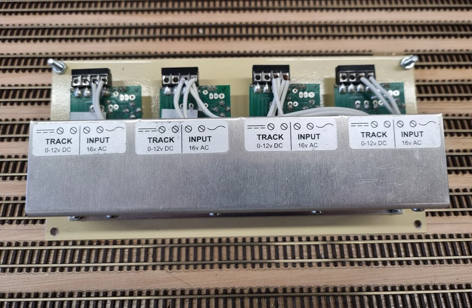Gaugemaster Series UQ TRUE FOUR TRACK Analogue DC Controller - 16v AC to 12v DC - Image 3 of 3
