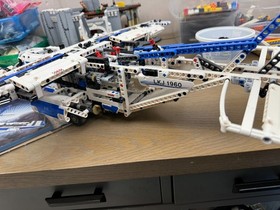 LEGO 42025 - Technic - Cargo Plane - Working with Manual