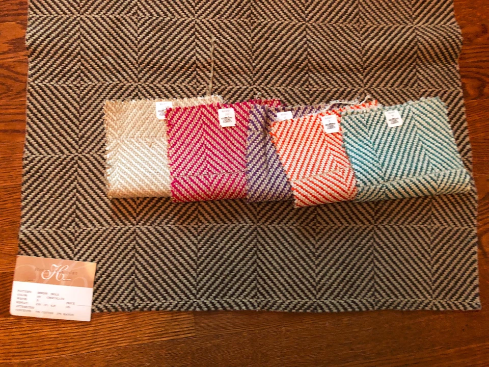 Isla HIGHLAND COURT en Chocolate 24 1/4 x 26 1/4" Tela Tejida Pesada Muestra Foto 2 de 3