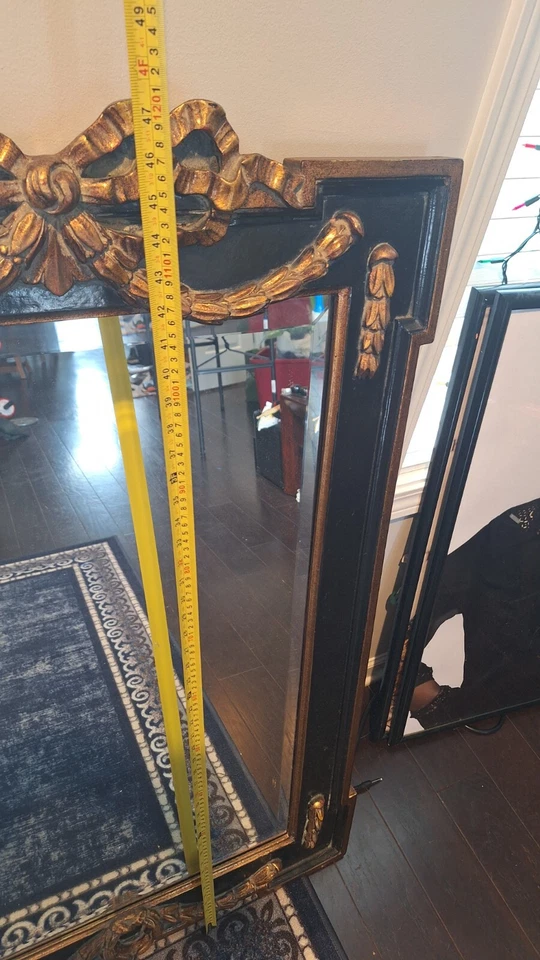 Espelho John Richard estilo barroco esculpido e emoldurado em madeira dourada 47”x34” - Imagem 2 de 4