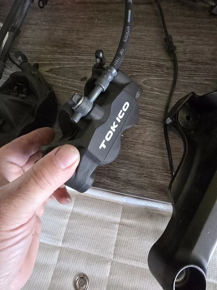 Pinzas delanteras con almohadillas para bicicleta Honda Cb1000r Neo de 2020 en muy buena condición Foto 3 de 4