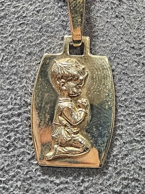 Flacher Halskette Anhänger betendes Kind 9 kt Gelbgold