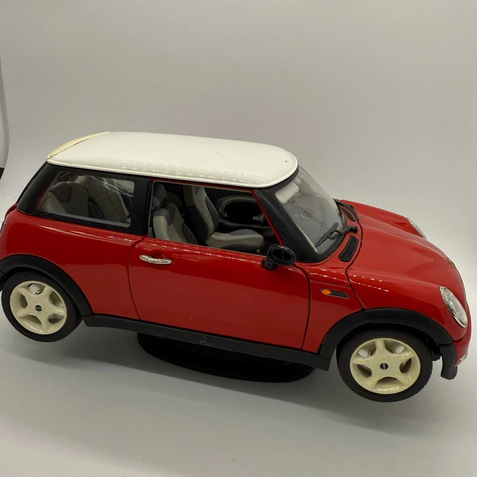MINI COOPER BY BURAGO 2001 RED AND WHITE MADE IN ITALY 1/18 SCALE with Base - Image 2 of 4
