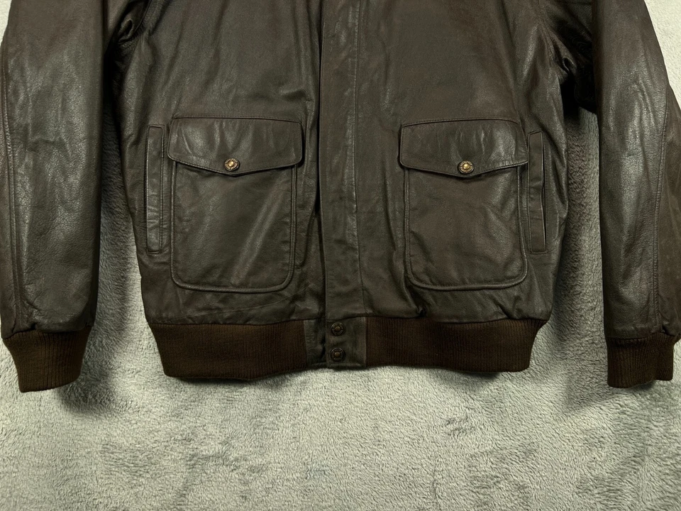 Chaqueta de bombardero Cougar para hombre alta vintage de cuero marrón aislada chaqueta XLT para hombre Foto 3 de 4