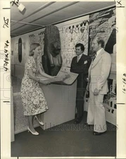 1977 Press Photo Working on the final plans for the Jeunesse Ball - noc57743