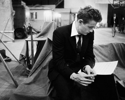 JAMES DEAN REVIEWS LINES ON SET OF ''REBEL WITHOUT A CAUSE'' - 8X10 PHOTO (ZZ-826)