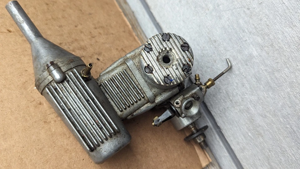 Vintage SUPER TIGRE .35 FOR PARTS OR DISPLAY VINTAGE RC CAR AIRPLANE ENGINE - Image 3 of 4
