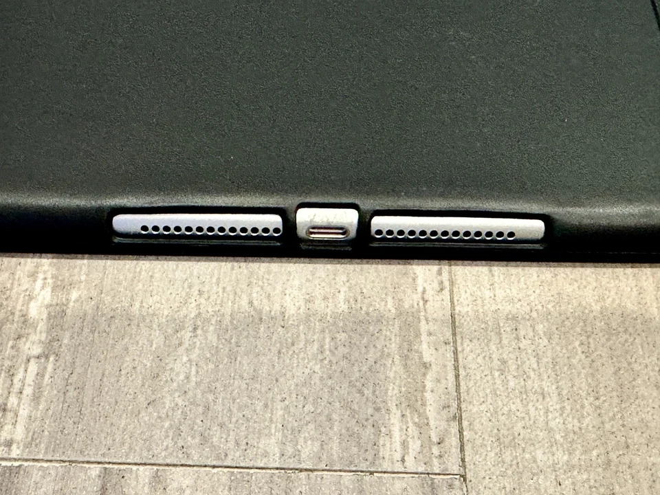 Apple iPad 6ta Generación - Pantalla de 9,7" 32 GB Wi-Fi Color Plateado con Paquete de Accesorios Foto 4 de 4