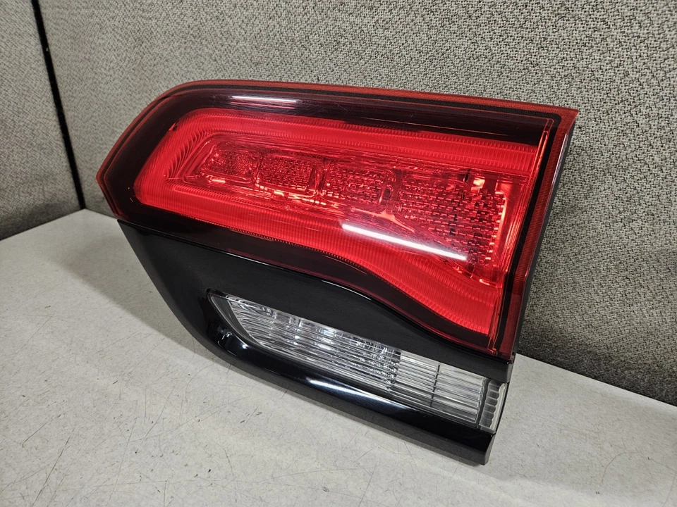 Luz trasera montada en la puerta del conductor izquierdo Jeep Grand Cherokee WK 2014-2022 moldura negra Foto 3 de 4