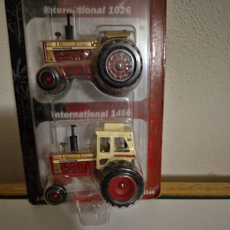 1/64 Case Ih International 826 1026 1456 Tractor Gold Demonstrator Set - Image 4 of 4