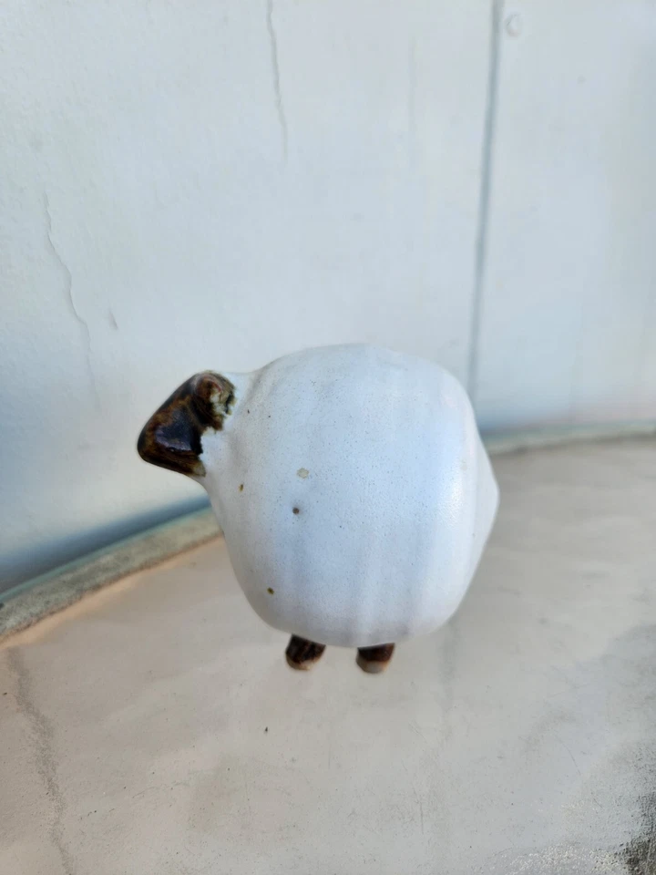 Estatueta de cerâmica ovelha casaco brilhante branco redondo gordo presépio conjunto topo de bolo - Imagem 3 de 4