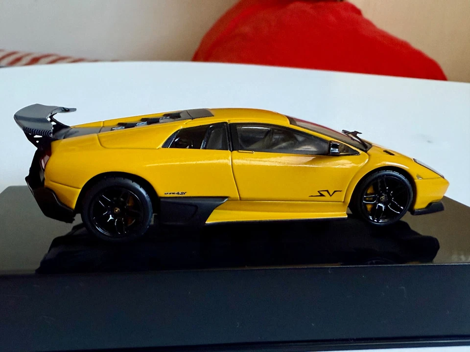 HOT WHEELS ELITE T6934 LAMBORGHINI MURCIELAGO 670-4 SV GIALLO MET. 1/43 - Immagine 3 di 4