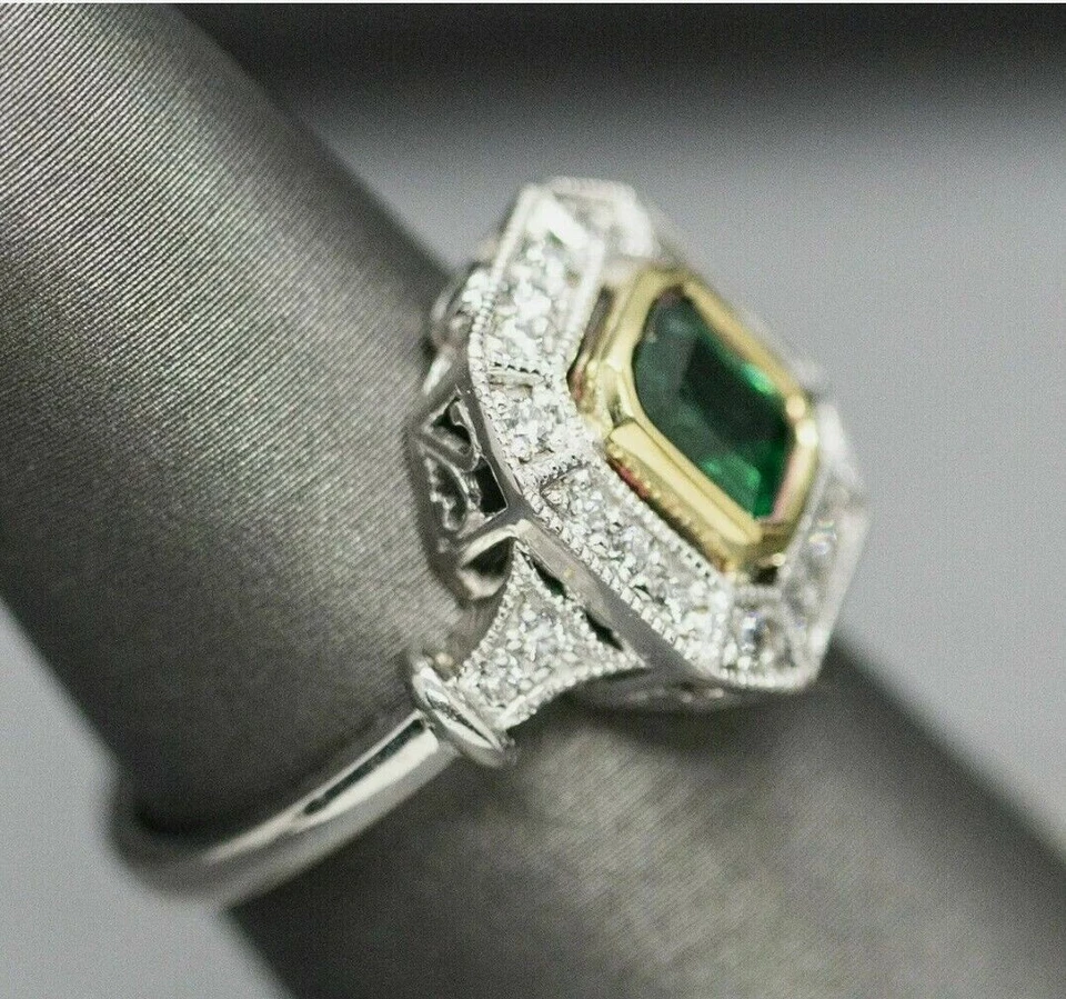 Anillo con racimo Art Deco halo creado en laboratorio corte esmeralda verde de 2 quilates de oro blanco de 14 quilates Foto 3 de 4