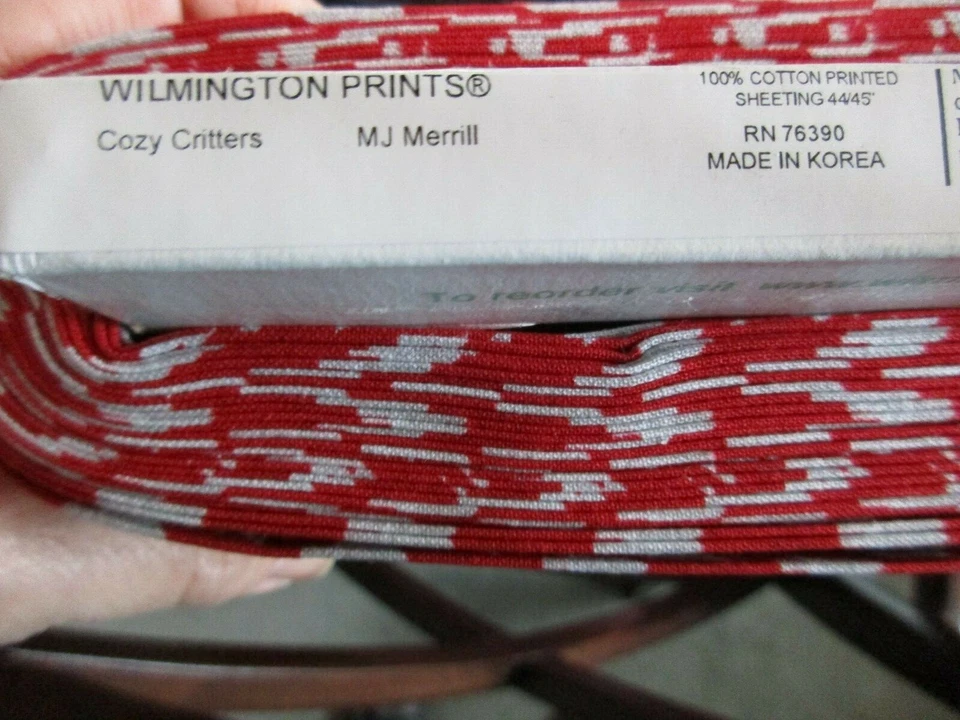 Nueva tela de algodón de 1 yarda acogedores árboles grises sobre estampados Wilmington rojos Foto 3 de 3