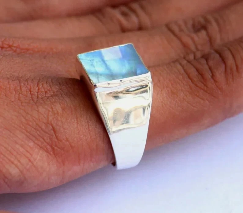 Anillo cuadrado de piedras preciosas de luna blanca para hombre en plata de ley 925 Foto 2 de 4