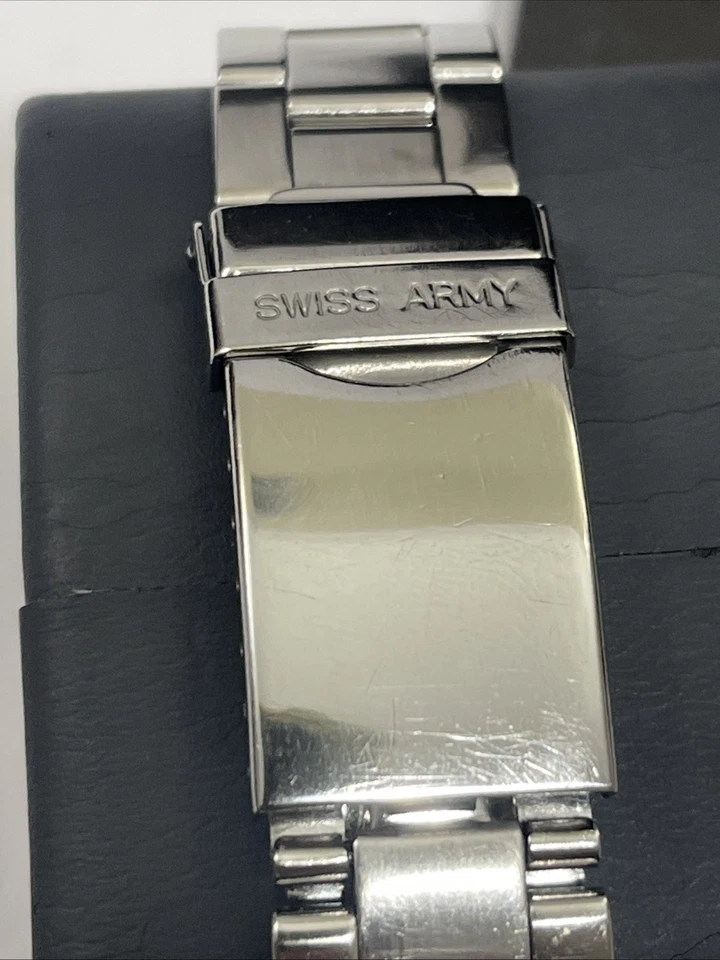 Victorinox SWISS ARMY Officer Men Watch 100 MTR Water Resident W/ New Battery! - Image 4 of 4