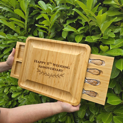Extra großes personalisiertes Käsebrett Set mit Schubladen: Hochzeit, neues Zuhause