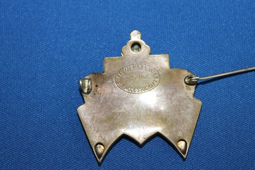 Insignia grande de alivio de guerra británica de la Segunda Guerra Mundial, estampada de fabricante, pasador posterior con documentos relacionados - Imagen 3 de 12