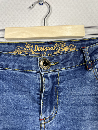Jeans elásticos con bolsillo multicolor bordados azules Desigual talla 34 - Imagen 7 de 19