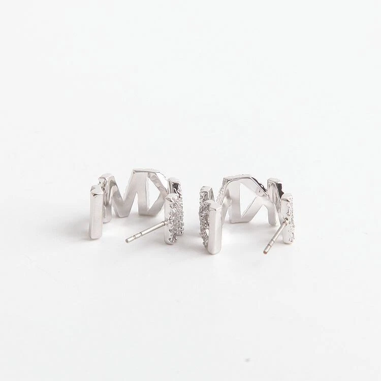 Pendientes tipo argolla pequeños Michael Kors plateados chapados en metales preciosos con logotipo pavé Foto 4 de 4