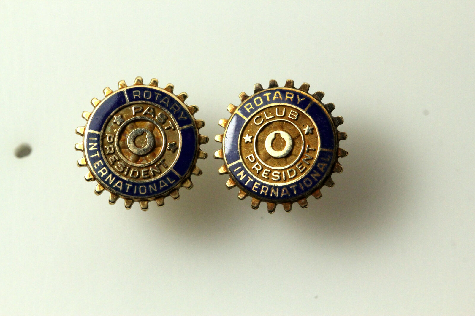 10K Yellow Gold Rotary Club Pins 2.5 Grams (PEN68… - image 1