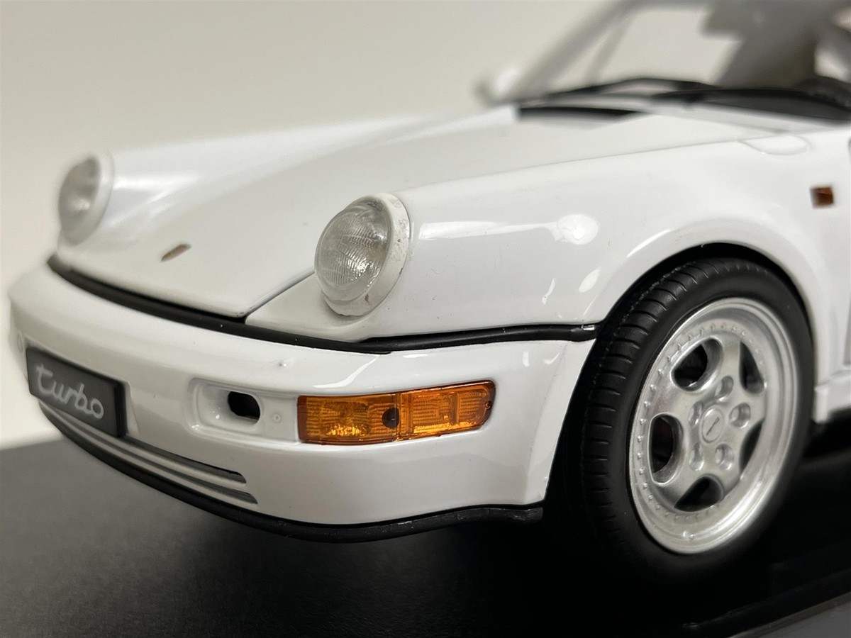 Porsche 911 / 964 Turbo in White 1/18 Scale Model by WELLY for