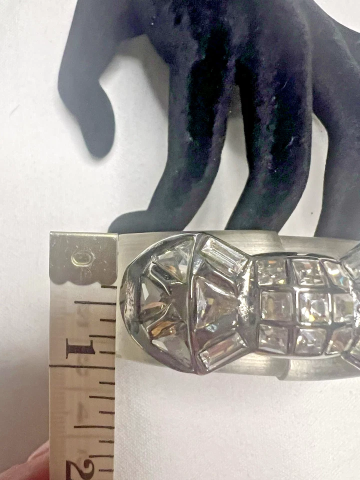 Pulsera con arco bisagras Alexis Bittar Lucite con broche magnético Foto 3 de 4