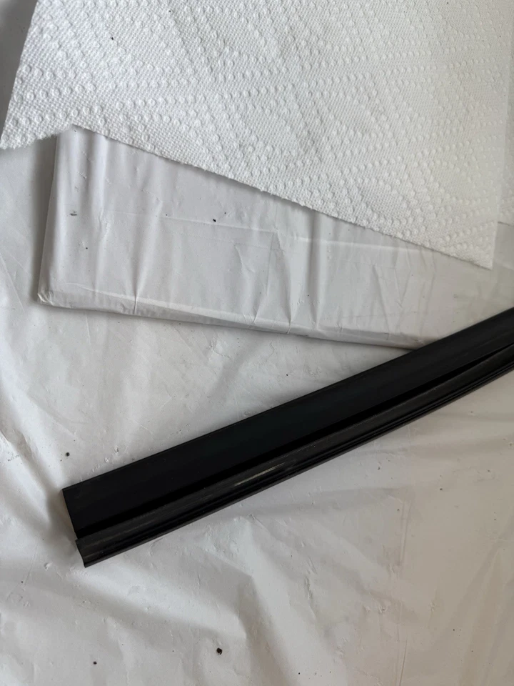 Goma guía canal ventana original BMW E46. Sedán 330xi pasajero Foto 2 de 4