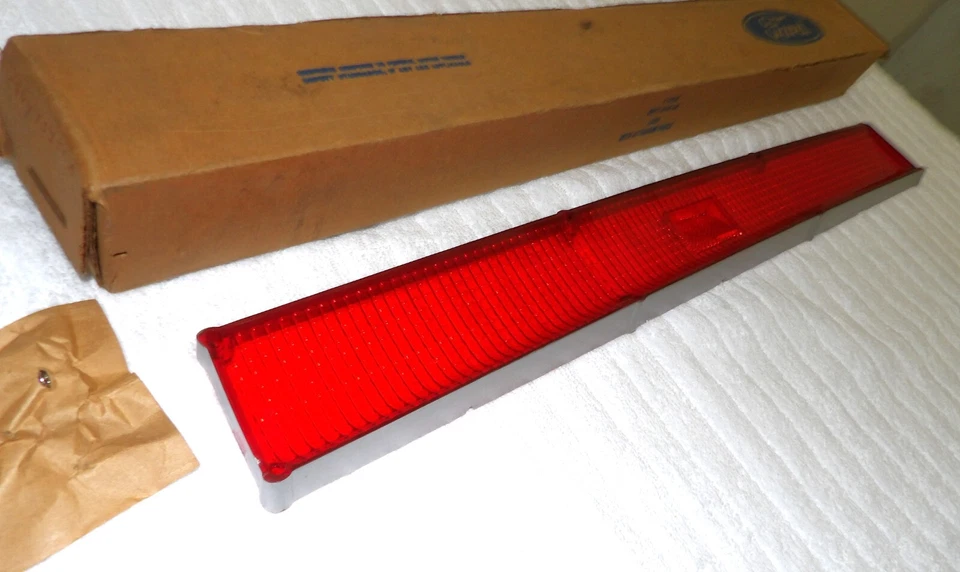 1969 Lincoln Continental Sedan Coupe NOS LH REAR TAIL LAMP LIGHT LENS - Image 2 of 4