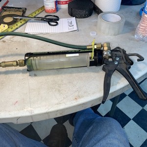 Refrigerant oil injector