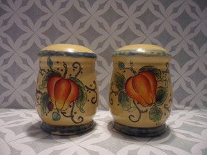 Large-Salt-and-Pepper-Shakers-Set-Fruit-Pattern