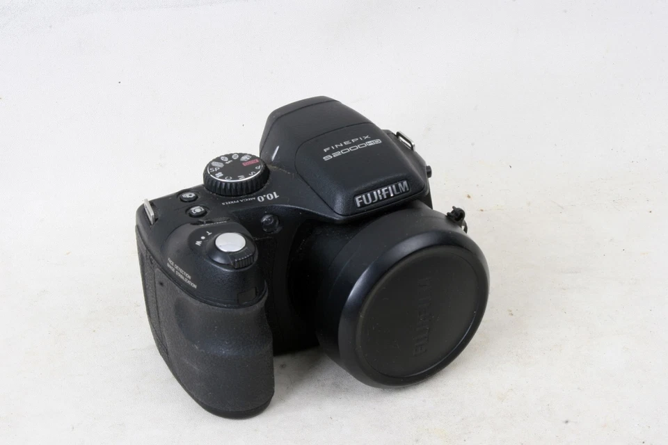 TESTED Fujifilm Finepix S2000hd bridge digital camera - Image 2 of 4