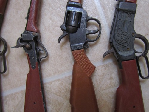 10 Vintage Spielzeug Replik Waffen Lot Miniatur Tommy Gewehr Metall & Kunststoff nicht funktionsfähig - Bild 12 von 15